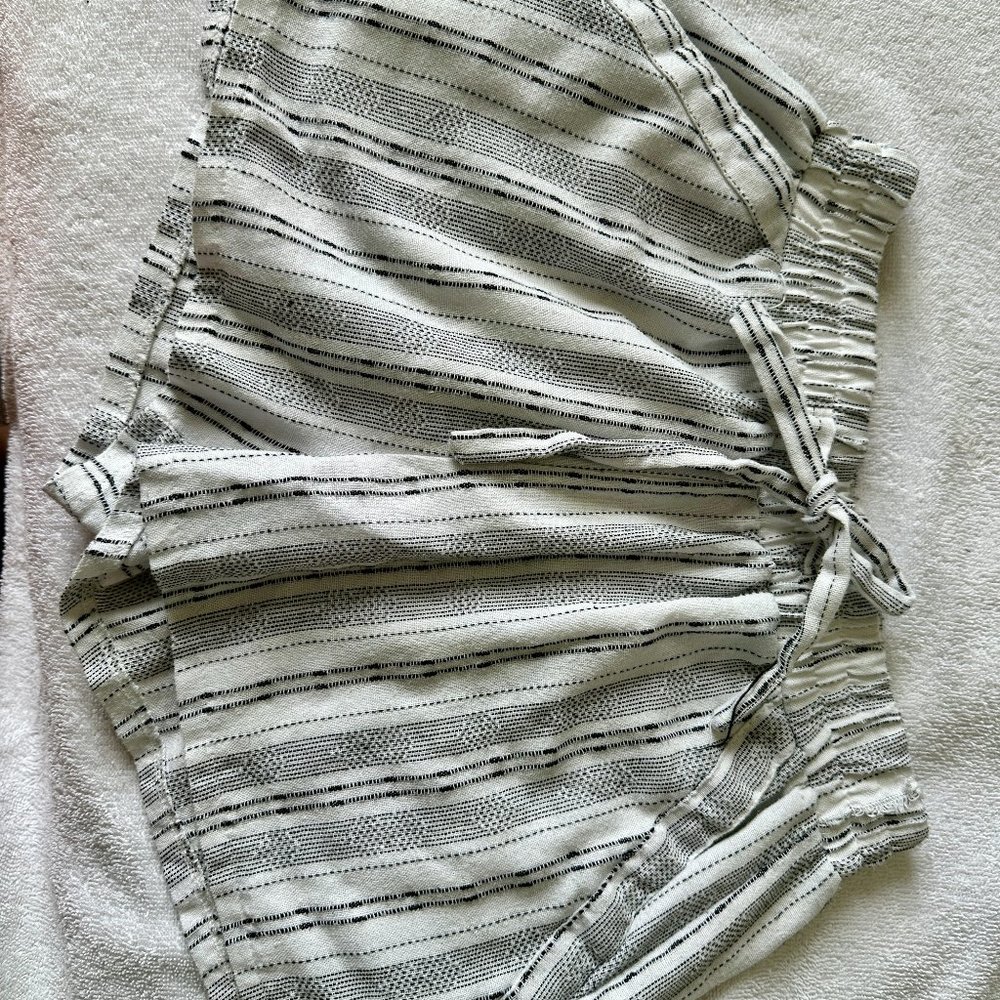 Sienna sky white and black shorts